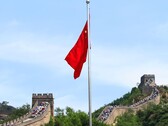 De Chinese vlag met de Chinese Muur op de achtergrond