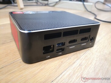 Achterzijde: Gigabit RJ-45, 2x USB 3.0, 2x HDMI 2.0, AC-adapter