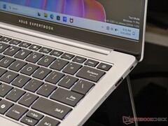 Asus ExpertBook P5: Rechts