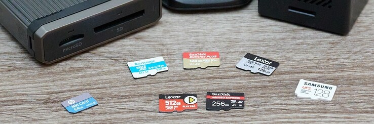 Het testveld: Twee MicroSD Express-kaarten tegen drie UHS-kaarten. De Sony Tough ontbreekt, omdat deze voor opnamen werd gebruikt. Buiten: Twee eveneens relatief nieuwe geheugenkaartformaten die zich niet konden laten gelden. (Afbeeldingsbron: Andreas Seb