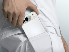 Op dit moment is alleen de 512 GB-variant te koop. Afbeelding: een promotiefoto waarop de achterkant van de telefoon te zien is.