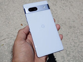 De Pixel 7a in zijn Arctic Blue afwerking. (Beeldbron: Munchy)