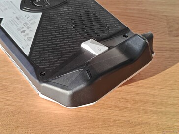 De AMD-versie heeft een veel hoekiger chassis... (bron: Notebookcheck)