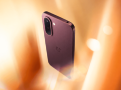 De OnePlus N6x in de kleur Burgundy Red.