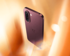 De OnePlus N6x in de kleur Burgundy Red.