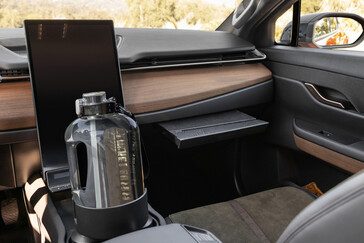 De Fisker Alaska heeft een komisch grote bekerhouder tussen de voorstoelen. (Afbeelding bron: Fisker)