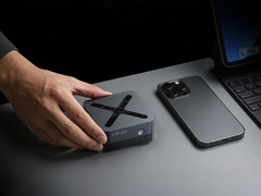 Het kleine formaat van de Neo N95 mini PC getoond door het naast een telefoon te zetten