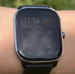 Amazfit GTS 4 Mini in de zon