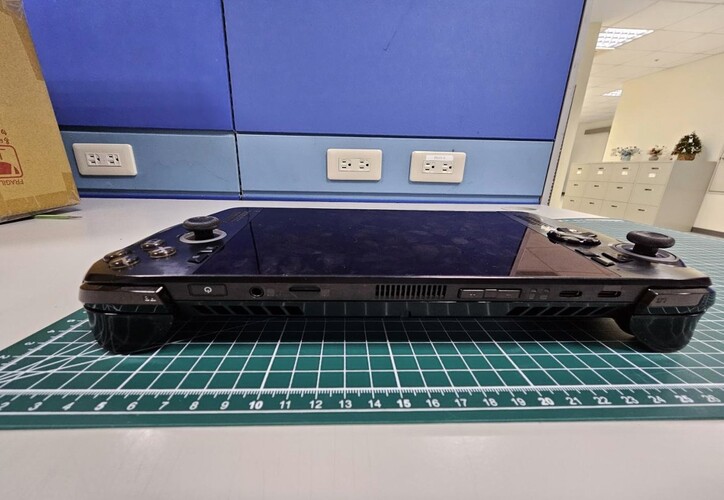 Asus ROG Ally 2 Zwart met twee USB-C poorten (bron: @94G8LA op X)
