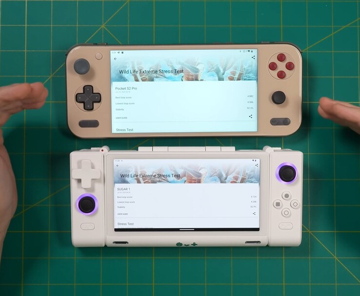 Vergelijking van de Ayaneo Pocket S2 Pro (bovenaan afgebeeld) en OneXSugar Sugar 1 (onderaan afgebeeld) draagbare spelconsoles, beide met 3DMark Wild Life Extreme Stress Test-resultaten op het scherm. (Afbeelding Bron: Retro Game Corps op YouTube)