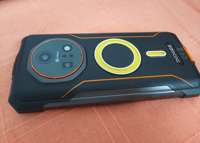 De achterste camera. (Afbeeldingsbron: Sergey Tarasov - Notebookcheck)