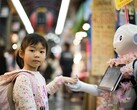 Bill Gates: AI zal het wereldwijde tekort aan artsen en leraren oplossen. Afgebeeld: Een meisje houdt de hand van een robot vast (Afbeeldingsbron: Andy Kelly, Unsplash)