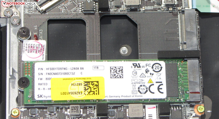 Een NVMe SSD dient als systeemschijf. Er is ruimte voor een tweede SSD.