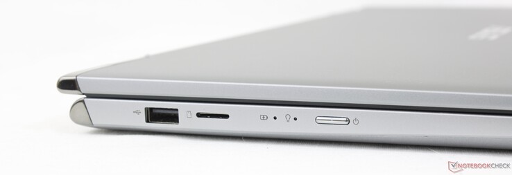 Links: USB-A 2.0, MicroSD-lezer, aan/uit-knop