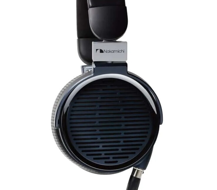 De Nakamichi Elite Pro P800JP heeft een open achterkant voor een breed stereogeluidsbeeld.