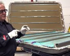 Het structurele 4680 batterijpakket van de Cybertruck is moeilijk te repareren. (Afbeeldingsbron: Munro Live/YT)
