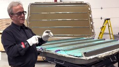 Het structurele 4680 batterijpakket van de Cybertruck is moeilijk te repareren. (Afbeeldingsbron: Munro Live/YT)