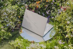 Niet alle Asus ZenBook S14 en Zenbook S16 zijn gepland voor beschikbaarheid in alle regio's. (Afbeelding Bron: Asus)