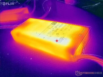 AC-adapter bereikt meer dan 57 C bij zware belastingen