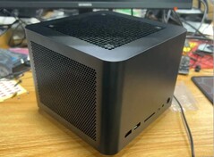 De aankomende mini PC van FEVM krijgt een veel grotere behuizing met krachtige RTX 4090 laptop graphics. (Afbeeldingsbron: metalsojin2 via Reddit)