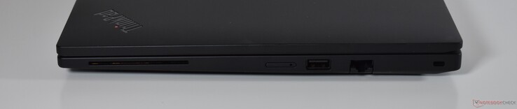 rechts: Smartcardlezer, nanoSIM, USB-A 3.2 Gen 1, RJ45-Ethernet, Kensington-slot
