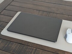 De nieuwste MSI Stealth 16 neemt het strakkere en minimalistischere uiterlijk van de Prestige-serie over, maar mist vreemd genoeg de SD-kaartlezer waarop zijn doelgroep vertrouwt