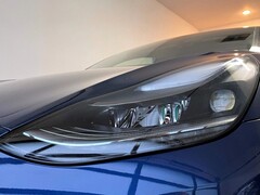 Een close-up van de LR-koplamp van de Model 3 uit 2021