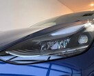 Een close-up van de LR-koplamp van de Model 3 uit 2021
