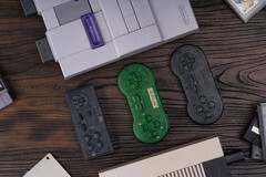 8BitDo heeft weer een set controllers een opfrisbeurt gegeven met de nieuwste 'Transparent Series' release. (Afbeeldingsbron: 8BitDo)