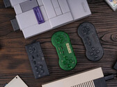 8BitDo heeft weer een set controllers een opfrisbeurt gegeven met de nieuwste 'Transparent Series' release. (Afbeeldingsbron: 8BitDo)