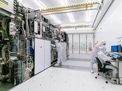 Chinese wetenschappers creëren DUV-laser met vaste fase die het maken van chips zou kunnen transformeren. Afgebeeld: Werknemers aan het werk in de cleanroom van ASML (Afb. bron: ASML)