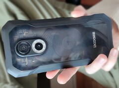 Doogee S61 Pro met transparante achterkant (Bron: Eigen)