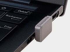 De I-O Data SSPJ-UTC flash drive zit vrij vlak tegen de USB-C poort. (Afbeeldingsbron: I-O Data)