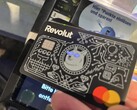 Wij gebruiken de Revolut-kaart met verlichte ogen om te betalen bij een contactloze betaalterminal