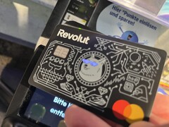 Wij gebruiken de Revolut-kaart met verlichte ogen om te betalen bij een contactloze betaalterminal