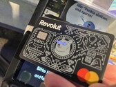 Wij gebruiken de Revolut-kaart met verlichte ogen om te betalen bij een contactloze betaalterminal