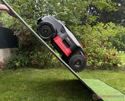 Op onze testhelling hebben beide AWD-robotmaaiers met succes een helling van 70% overwonnen (hier afgebeeld: Mova LiDAX Ultra AWD)