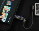 Nintendo Switch 2 krijgt stroom van een externe IceMag batterij, aangesloten via een Genki USB-C kabel en inline stroommeter (Afbeelding bron: ETA Prime op YouTube)