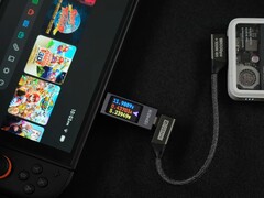 Nintendo Switch 2 krijgt stroom van een externe IceMag batterij, aangesloten via een Genki USB-C kabel en inline stroommeter (Afbeelding bron: ETA Prime op YouTube)