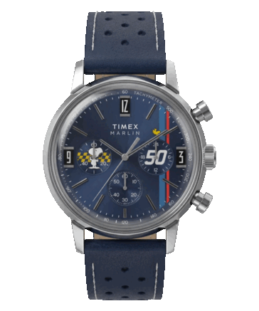 Close-up van de wijzerplaat van het horloge met daarop Snoopy en Woodstock, drie chronograafsubwijzerplaten, een tachymeterschaal en verticale racestrepen.