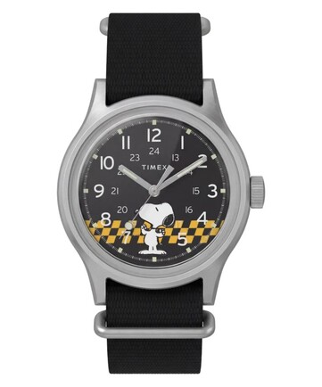 Vooraanzicht van de Peanuts x Timex MK1 met zijn zwarte wijzerplaat, Arabische cijfers, lichtgevende wijzers en indexen, en een geruite afbeelding van Snoopy.