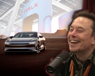Ellon Musk heeft op sociale media de draak gestoken met Lucid omdat ze de NACS-laadhardware van Tesla hebben overgenomen. (Afbeeldingsbron: PowerfulJRE op YouTube/Tesla/Lucid - bewerkt)
