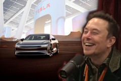 Ellon Musk heeft op sociale media de draak gestoken met Lucid omdat ze de NACS-laadhardware van Tesla hebben overgenomen. (Afbeeldingsbron: PowerfulJRE op YouTube/Tesla/Lucid - bewerkt)