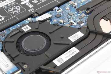 De koeloplossing bestaat uit een enkele ~60 mm ventilator en twee korte koperen heat pipes