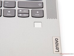 De vingerafdruksensor bevindt zich op een gemakkelijk bereikbare plaats onder het toetsenbord.