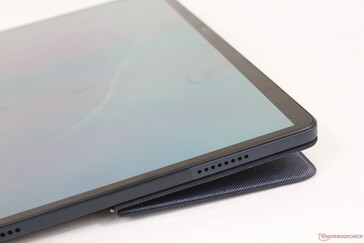Smalle schermranden dan de meeste Chromebooks aan alle vier de zijden. De achtercover wordt magnetisch aan de tablet bevestigd