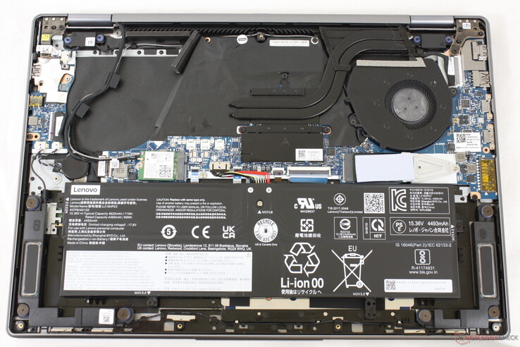 Uitbreidbare M.2 SSD en WLAN modules. Het RAM-geheugen is gesoldeerd, in tegenstelling tot de Inspiron 16 7620 2-in-1