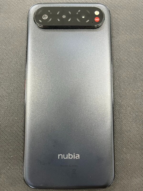 Een live-foto van de Nubia Air waarop de gebogen achterkant met een metallic afwerking te zien is. (Afbeeldingsbron: Evan Blass)