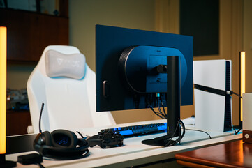 Ergonomie met de nadruk op esports: Het achterprofiel van de Sony Inzone M10S II onthult het ultradunne OLED-scherm, de subtiele vormgeving en de compacte, ronde voet, die is ontworpen om ruimte vrij te maken op de muismat voor muisbewegingen met een lage