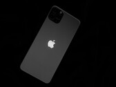 De achterkant van een iPhone met het Apple-logo op een zwarte achtergrond